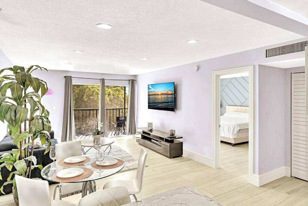 One Bedroom Steps Away From The Beach! Sunny Isles Beach Exterior foto