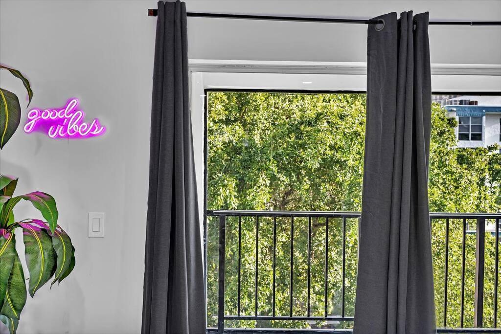 One Bedroom Steps Away From The Beach! Sunny Isles Beach Exterior foto