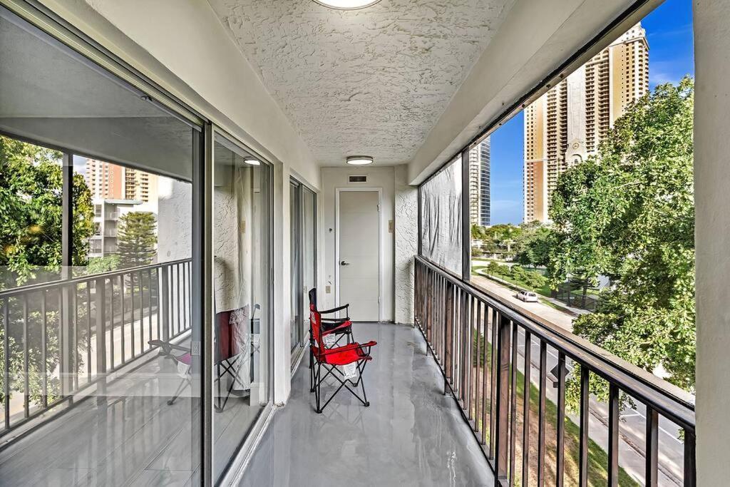One Bedroom Steps Away From The Beach! Sunny Isles Beach Exterior foto