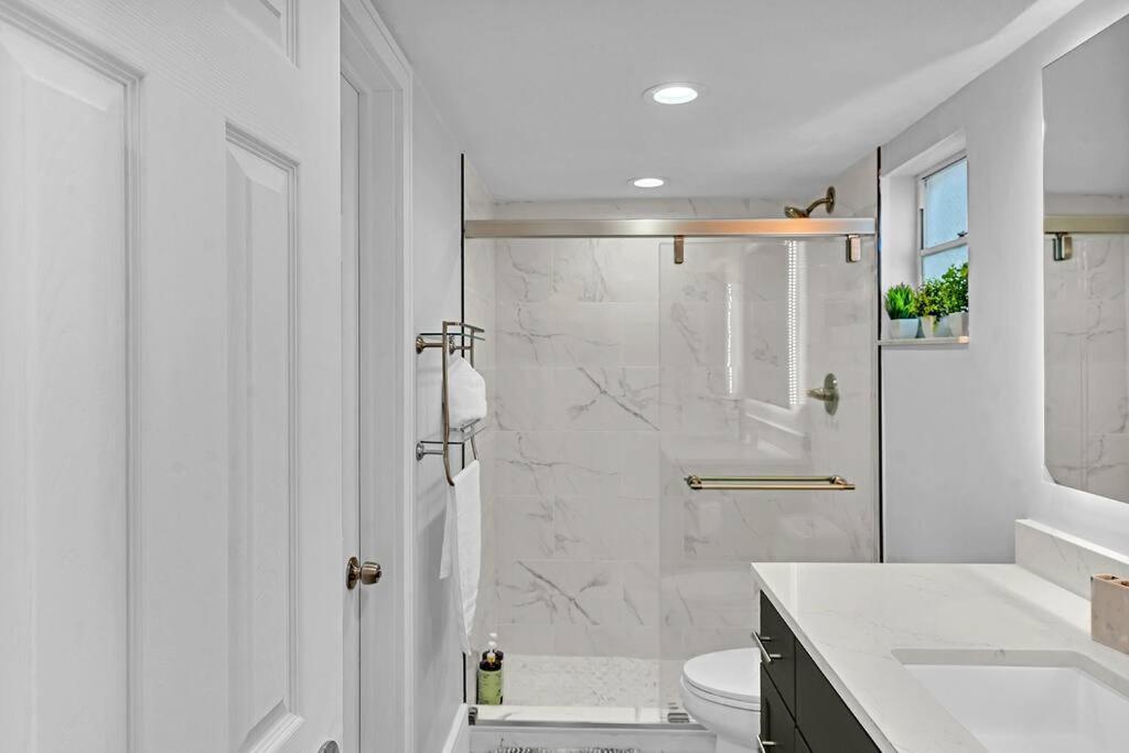 One Bedroom Steps Away From The Beach! Sunny Isles Beach Exterior foto