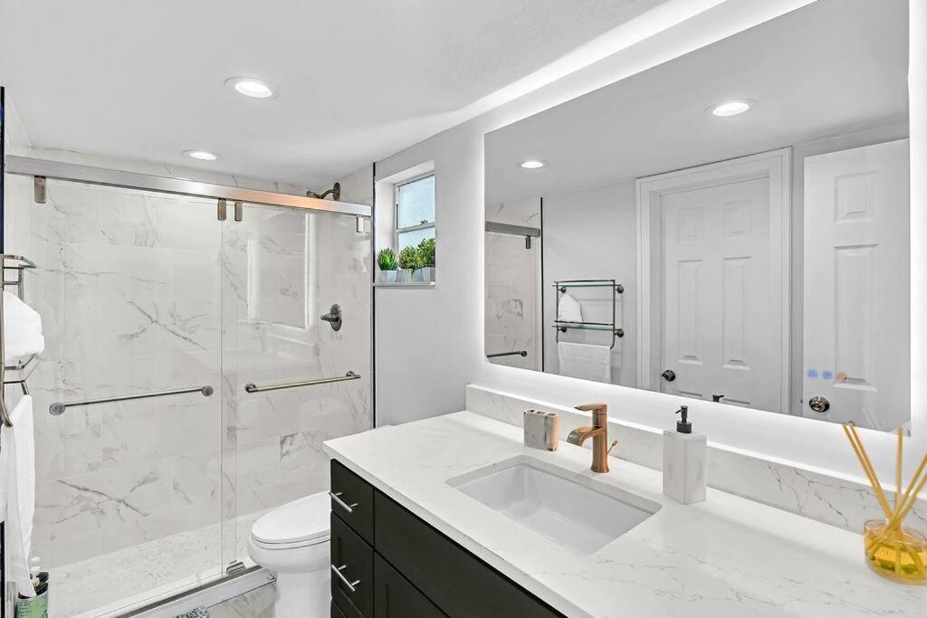 One Bedroom Steps Away From The Beach! Sunny Isles Beach Exterior foto
