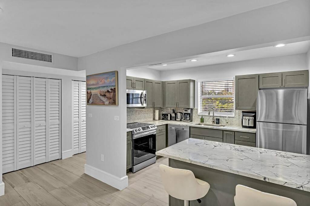 One Bedroom Steps Away From The Beach! Sunny Isles Beach Exterior foto