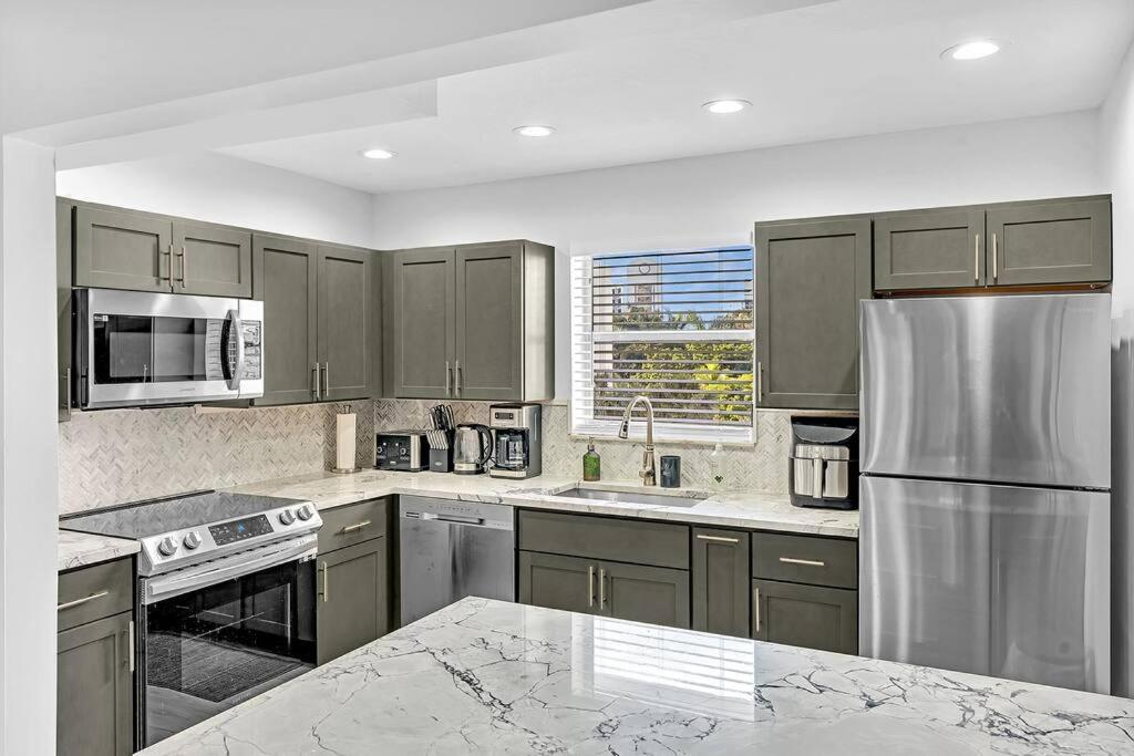 One Bedroom Steps Away From The Beach! Sunny Isles Beach Exterior foto